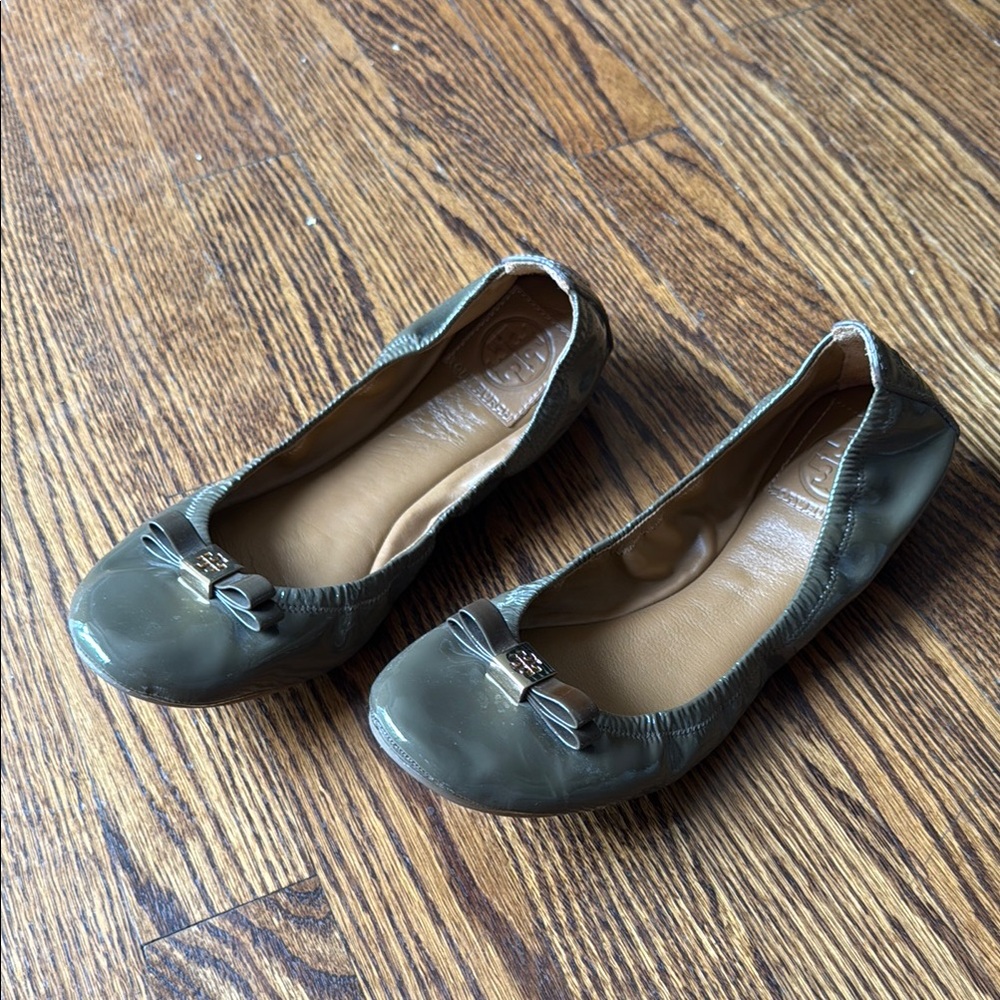 B5 Tory Burch Dark Green Flats with Bow Detail